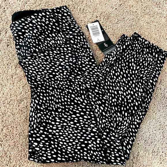 torrid Pants - Torrid Active crop leggings NWT